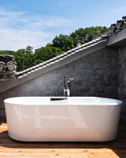 户外木质平台上的白色浴缸