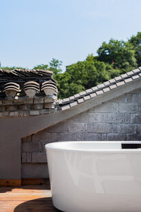 中式庭院中的浴缸景致