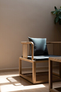 简约木质休闲椅与小桌