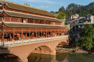 古风廊桥横跨绿水河畔