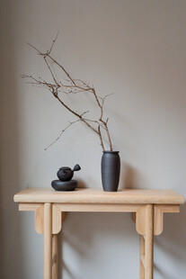 简约中式案几上的雅致摆件