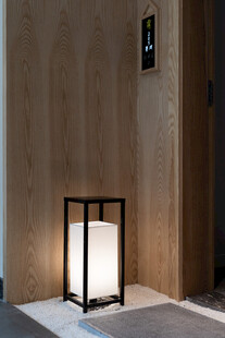 简约木质台灯营造温馨氛围