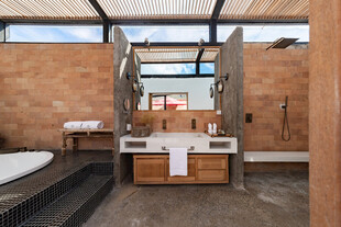 现代风木质浴室空间