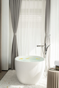 现代简约风格的舒适浴缸