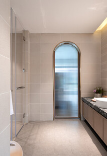 现代简约风浴室拱形窗设计