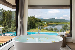 窗边浴缸赏山水美景