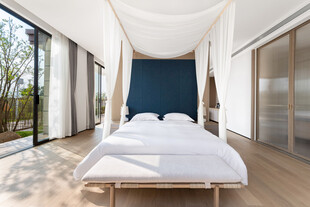 简约明亮的现代卧室空间