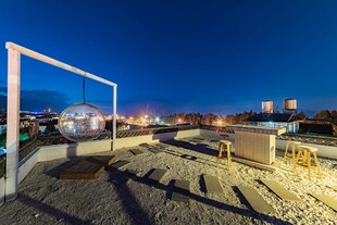城市天台夜景静谧风光