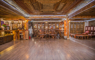 复古风格的宽敞室内空间