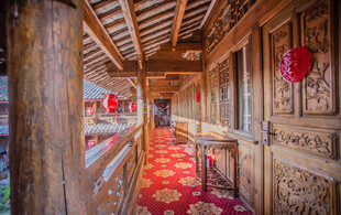 古雅木质走廊 红灯笼点缀