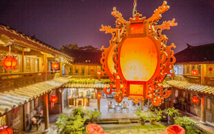 古街夜景挂饰灯笼添氛围