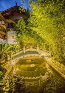 中式庭院中的石桥水景