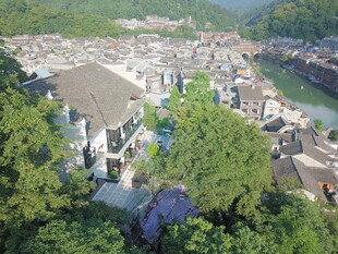 俯瞰山间村落与潺潺溪流