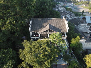 林间中式房屋俯瞰美景