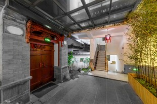 现代工业风室内走廊空间