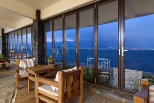 海景餐厅内的惬意用餐环境