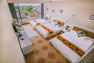 温馨整洁的多床房间景观