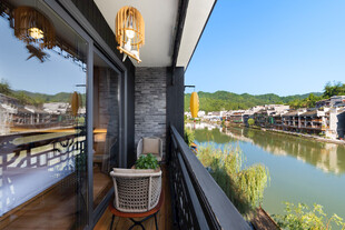 河畔中式阳台美景