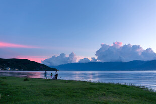 湖畔黄昏美景 悠然漫步