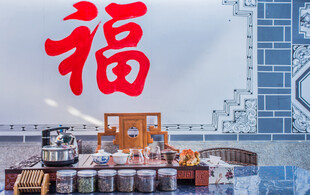 福字下的城市与货物景象