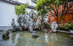 中式庭院假山池塘景致