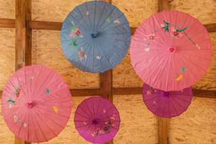 彩色花伞悬挂装饰画面