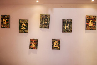 墙上展示的古风装饰画