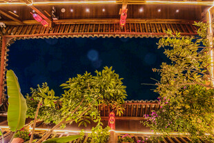 古建夜景 灯笼装点的静谧美