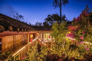 古宅夜景 繁花绿植环绕