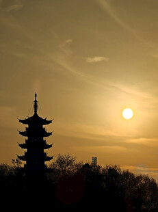 夕阳下的古塔剪影
