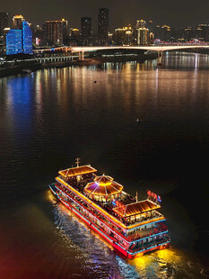 江上璀璨游船夜景