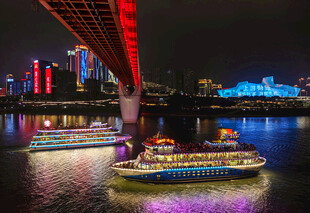 重庆夜景中的璀璨江上游船