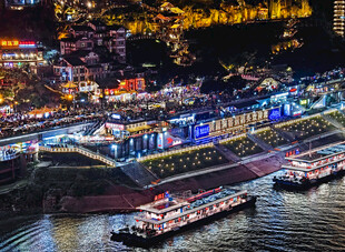 重庆璀璨夜景下的江畔风光