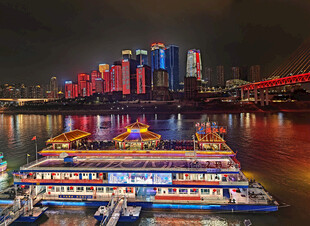重庆夜景下的繁华江港
