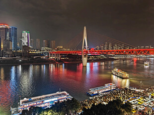 重庆璀璨夜景中的千厮门大桥