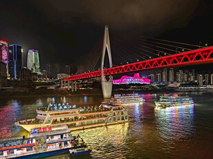 重庆夜景中的璀璨跨江大桥