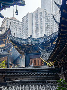 古建与现代建筑相映成趣