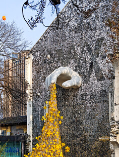 石墙旁金黄秋叶的美丽景致