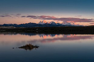 贡嘎雪山日落倒影