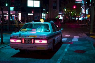 夜晚街头的出租车