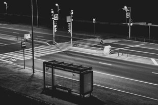 夜晚城市街道公交站台场景