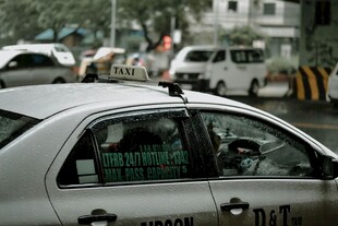 城市街道中的出租车