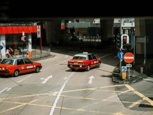城市街道上的红色出租车