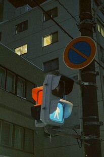 夜晚街头的交通信号灯