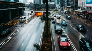 城市雨中繁忙的车流行道