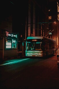 夜晚街头的行驶公交