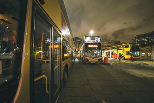夜晚城市街道的公交景象