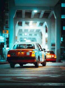 城市夜色中的出租车