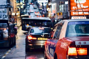 城市街道中的出租车车流