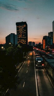 城市黄昏下的繁忙公路